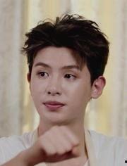 黄明昊蜜桃吃瓜,揭秘明星日常生活中的趣味瞬间