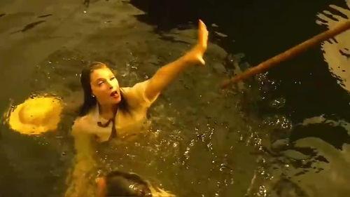 美女掉入湖中吃瓜,美女落水，围观群众竟成吃瓜群众