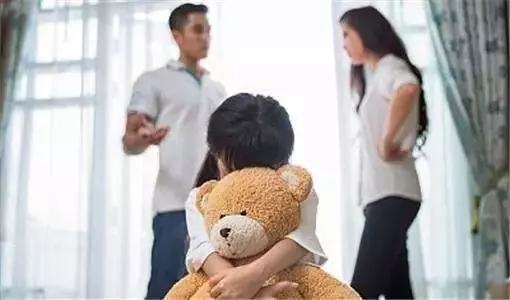 父母打架孩子吃瓜,孩子视角下的父母打架